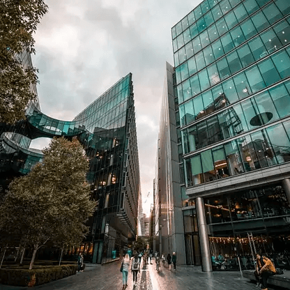 Advisor speaking with client